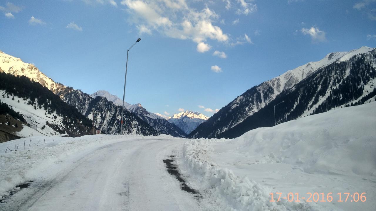 Hotel Glacier Heights Sonāmarg Екстериор снимка